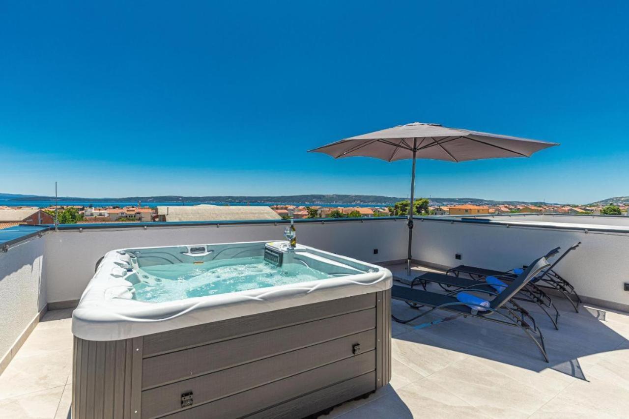 Rooftop New Castel 2023 Kastela Bagian luar foto